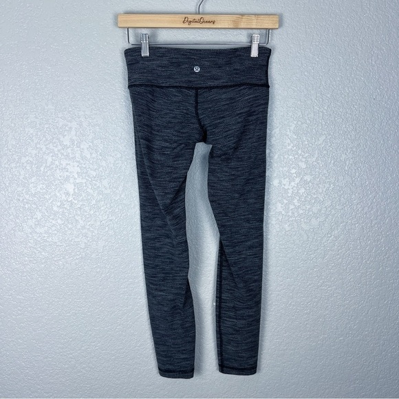 Lululemon Cropped Leggings 4 - Low / Mid Rise, Geometric, Black Grey Print - Picture 5 of 7